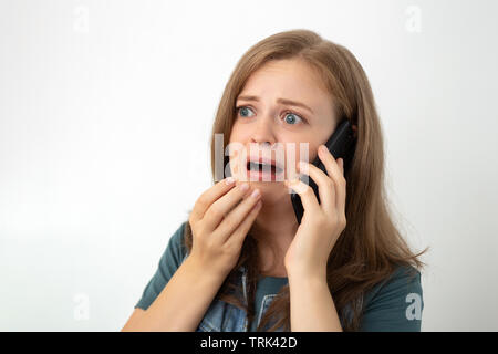 Junge kaukasische Mädchen Frau spricht auf der Handy, schaut ängstlich oder traurig Stockfoto