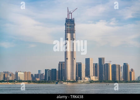 Skyline und Wuhan Yangtze mit supertall Wolkenkratzer im Bau 2019 in Wuhan Hubei China Stockfoto