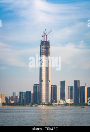 Skyline und Wuhan Yangtze mit supertall Wolkenkratzer im Bau 2019 in Wuhan Hubei China Stockfoto