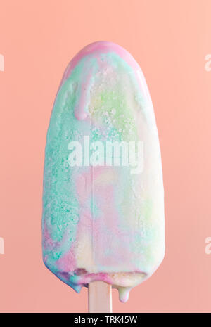 Bunte Eis schmilzt auf einem rosa Hintergrund. Stockfoto