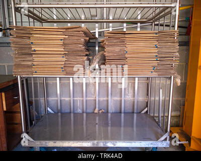 Gestapelte Kartons auf Stahl arbeiten Regal für Recycling Stockfoto