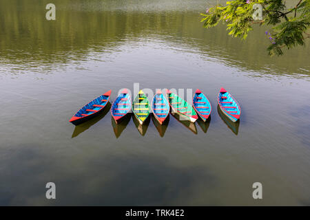 Bunte kleine Boote am Phewa See in Pokhara, Nepal mehrfarbig Holz Ruderboote auf den Fewasee Nepal Stockfoto