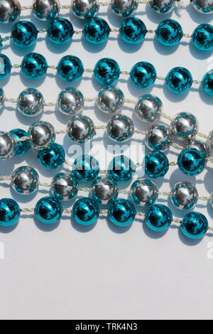 Abstrakte Kunst Design von Silber und Blau metallic Perlen auf weißem Hintergrund Stockfoto