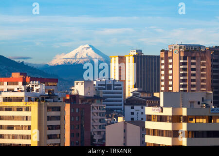 Cotopaxi ist ein aktiver stratovulkan in den Anden, in Latacunga Kanton Provinz Cotopaxi befindet. Dieses Bild wurde von der Stadt erschossen Stockfoto