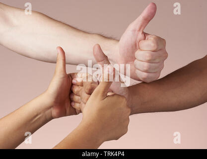 Verschiedene Hände mit Daumen-hoch isoliert. Leistung Konzept. Teamwork Konzept. Stockfoto