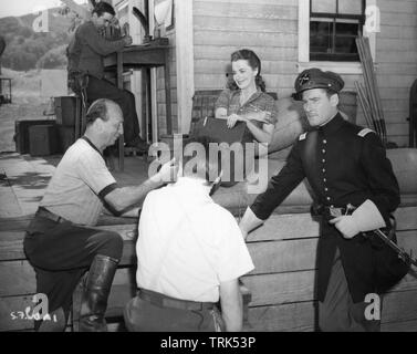 Regisseur Michael Curtiz Olivia de Havilland und Errol Flynn als Jeb Stuart am Set der Dreharbeiten candid SANTA FE TRAIL 1940 Warner Bros. Stockfoto