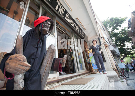 Holz- Handgemachte Hexe vor Lokal handgefertigte Ware store Stockfoto