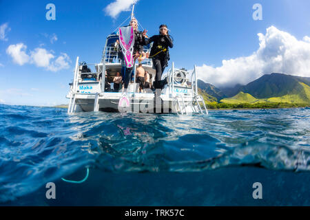 Taucher (MR) Schritt weg von einem Tauchboot in den Pazifischen Ozean aus Ukumehame, Maui, Hawaii.