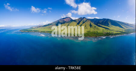 Eine Luftaufnahme von West Maui von oben Oluwalu, Maui, Hawaii, USA. Stockfoto