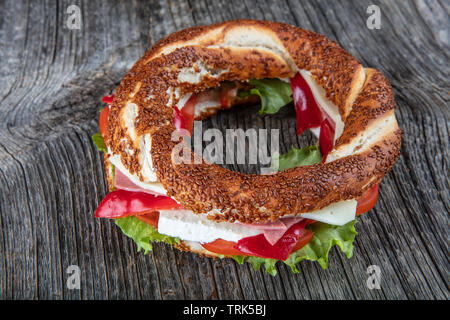 Türkische Bagel, Simit-Sandwich mit Käse, Tomaten, Käse. Stockfoto