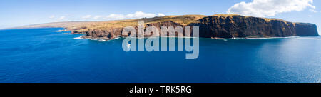 Eine Antenne Panorama der Jayhawk, ein Boot in Lahaina, Maui. Es ist abgebildet auf der Rückseite der Lanai Kaumalapau Hafen, in der Nähe von Hawaii. Stockfoto