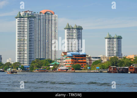 BANGKOK, THAILAND - 02 Januar, 2019: Blick auf die neue High-rise apartment Gebäude am Ufer des Chao Phraya River an einem sonnigen Tag Stockfoto