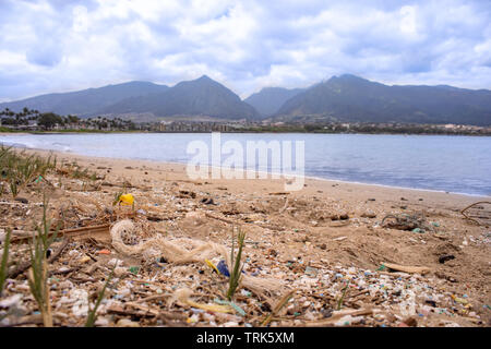 Tausende und Tausende von Bits aus Kunststoff und Angeln Zeile markieren Sie die High Water Mark auf dieser Northshore Strand. Viel von der Nordseite der Insel Stockfoto