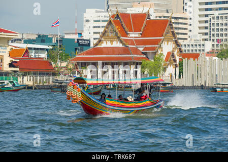 BANGKOK, THAILAND - 02 Januar, 2019: Das Boot vor dem Hintergrund der buddhistischen Tempel von Wat Rakhang Khositaram Woramahawiharn in der s Stockfoto
