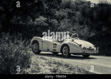 PESARO COLLE SAN BARTOLO, Italien, 17. Mai - 2018: Jaguar XK 120 OTS 1954 alten Rennwagen Rallye Mille Miglia 2018 die berühmte italienische historische Rennen Stockfoto