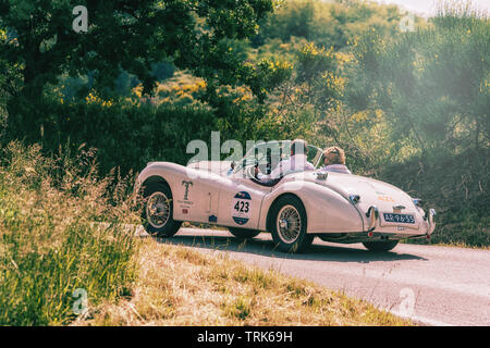 PESARO COLLE SAN BARTOLO, Italien, 17. Mai - 2018: Jaguar XK 120 OTS 1954 alten Rennwagen Rallye Mille Miglia 2018 die berühmte italienische historische Rennen Stockfoto