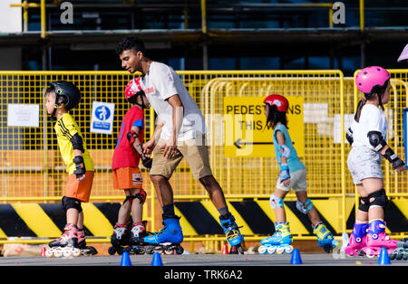 Singapur-23 MAR2019：Skaten Klasse mit Senior Teacher und kleine Kinder Stockfoto