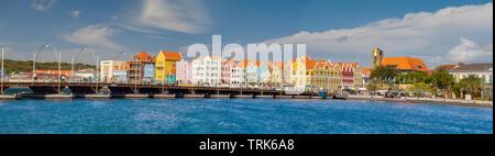 Die malerische Punda Seite von Willemstad Hafen ist ein Curacao nationalen iconic Symbol. Die drei Bilder wurden digital für dieses Panorama kombiniert. Stockfoto