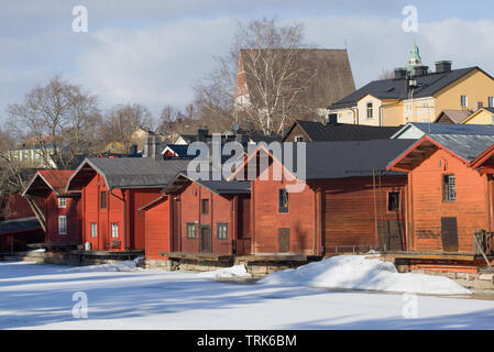Alte hölzerne rote Ställe an einem sonnigen März Tag. Porvoo, Finnland Stockfoto