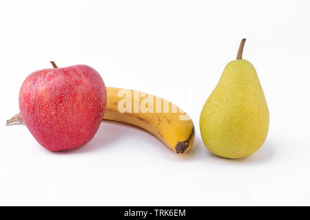 Drei Arten von Früchten in einer schönen Komposition: Apfel, Birne und Banane auf weißem Hintergrund Stockfoto