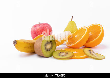 In hellen, frischen verschiedene Früchte, schöne Komposition, auf weißem Hintergrund. Stockfoto