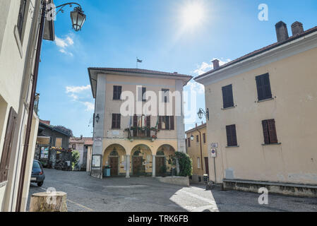 Historischen Zentrum von Orino, Campo dei Fiori Regional Park, Italien. Vorderansicht des Rathaus mit Hintergrundbeleuchtung, Quadrat 11. Februar Stockfoto