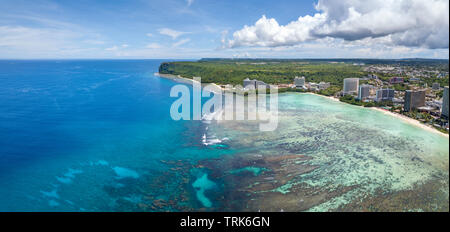 Eine Antenne Panorama der nördlichen Ende von Tumon Bay mit seinen Hotels und Strand und zwei Liebende, Guam, Mikronesien, Mariana Inseln, Pazifik. Stockfoto