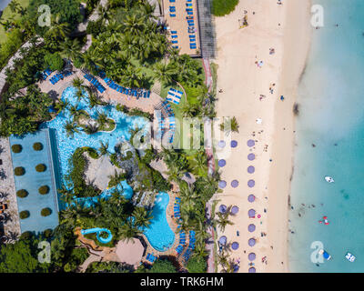 Ein Blick auf den Pool und den Strand im Outrigger Hotel in Tumon Bay, Guam, Mikronesien, Mariana Inseln, Pazifik. Stockfoto