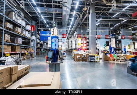 Samara, Russland - Juni 1, 2019: Innenraum des IKEA Samara zu speichern. IKEA ist der weltweit grösste Möbel Einzelhändler, in Schweden gegründet. Stockfoto