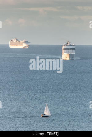 Hafen von Cork, Cork, Irland. 08 Th, 2019. Yacht, SunChaser, für einen frühen Morgen Segel als zwei Kreuzfahrtschiffe, MSC Orchestra und Kronprinzessin, außerhalb des Hafens zu einem Besuch in Ringaskiddy und Cobh, Co Cork, Irland. Quelle: David Creedon/Alamy leben Nachrichten Stockfoto