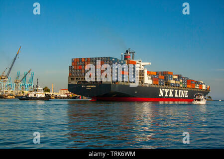 Die 300 Meter NYK Andromeda getriebelose Container schiff Abfahrt Hafen von Long Beach, Kalifornien, USA. Stockfoto