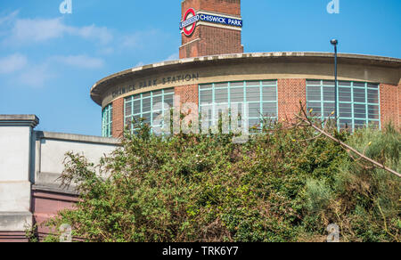 Teil außerhalb von Chiswick Park U-Bahn Station, einem denkmalgeschützten Gebäude, das die District Line in Chiswick, London, England, UK dient. Stockfoto