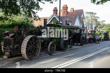 Altmodische dampfbetriebene Zugmaschinen durch eine Kneipe in Hadlow Down East Sussex geparkt Stockfoto