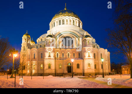 Nikolsky Naval Cathedral close-up im März am Abend. Kronstadt, Russland Stockfoto