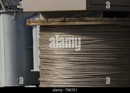 Schwarzes Kabel elektrische Kabel mit Holz- Spule der elektrischen Kabel Stockfoto