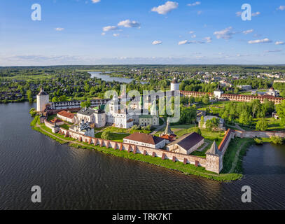 Luftaufnahme von Cyril-Belozersky Kloster verwendet das größte Kloster und die stärkste Festung im Norden Rußlands. Kirillov, Vologda Oblast Stockfoto