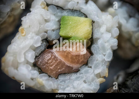 Eine Nahaufnahme von California Rolls sushi Stockfoto