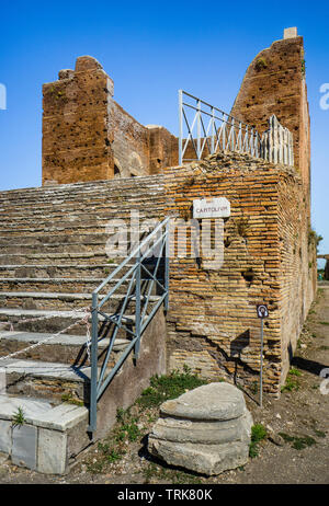 Das capitolium, einem sehr großen römischen Tempel auf dem Forum der römischen Siedlung von Ostia Antica, den alten Hafen der Stadt Rom, der Provinz R Stockfoto