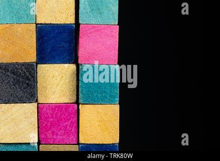 Vintage Set von Cuisenaire Stäbe gestapelt in zufälliger Reihenfolge auf schwarzem Hintergrund Stockfoto