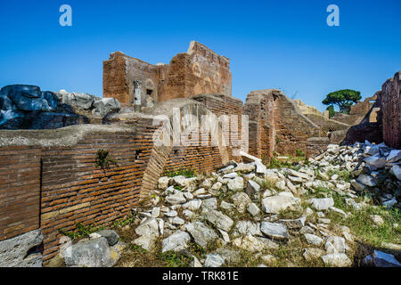 Einblick in die capitolium aus den Ruinen des benachbarten Thermopolium an der archäologischen Stätte der römischen Siedlung von Ostia Antica, die ancie Stockfoto