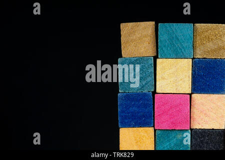 Vintage Set von Cuisenaire Stäbe gestapelt in zufälliger Reihenfolge auf schwarzem Hintergrund Stockfoto