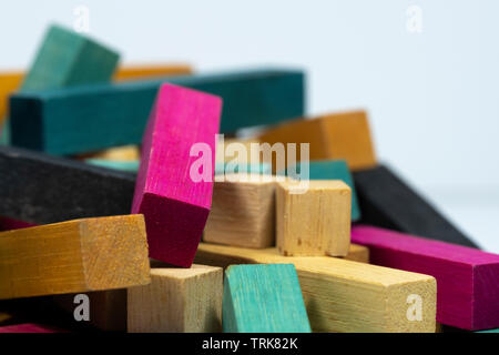 Vintage Set von Cuisenaire Stäbe gestapelt in zufälliger Haufen vor einem weißen Hintergrund Stockfoto