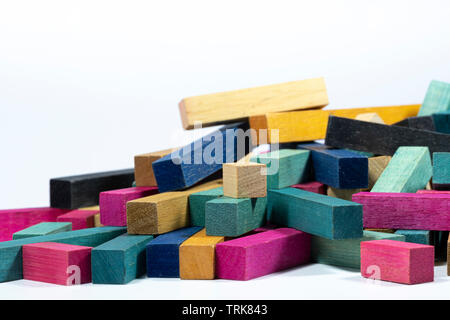 Vintage Set von Cuisenaire Stäbe gestapelt in zufälliger Haufen vor einem weißen Hintergrund Stockfoto