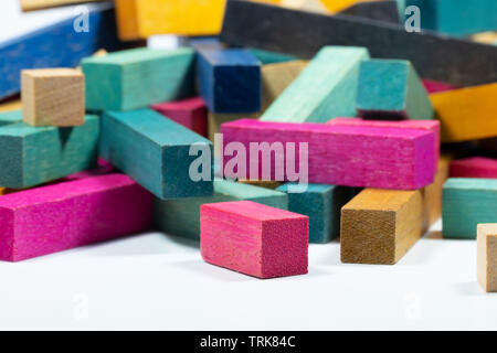 Vintage Set von Cuisenaire Stäbe gestapelt in zufälliger Haufen vor einem weißen Hintergrund Stockfoto