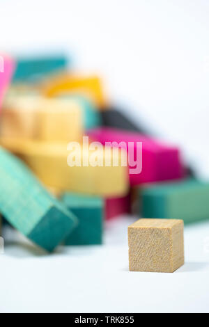 Vintage Set von Cuisenaire Stäbe gestapelt in zufälliger Haufen vor einem weißen Hintergrund Stockfoto