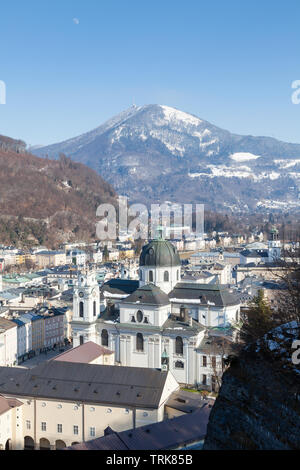 Altstadt von Salzburg in Österreich. Im Vordergrund ist Stiftskirche und im Hintergrund ist Gaisberg ein Berg im Osten der Stadt. Stockfoto