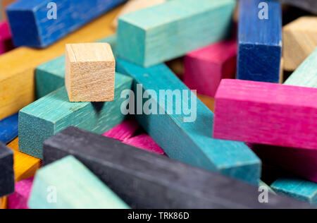 Vintage Set von Cuisenaire Stäbe gestapelt in zufälliger Haufen vor einem weißen Hintergrund Stockfoto