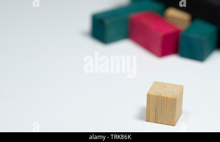 Vintage Set von Cuisenaire Stäbe gestapelt in zufälliger Haufen vor einem weißen Hintergrund Stockfoto