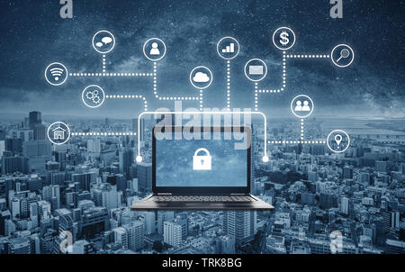 Internet und online Network Security System. Laptop mit Sperrsymbol auf dem Bildschirm und application programming interface Symbole Stockfoto