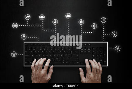 Hand, indem Sie auf Computer Tastatur mit application programming interface Symbole Stockfoto